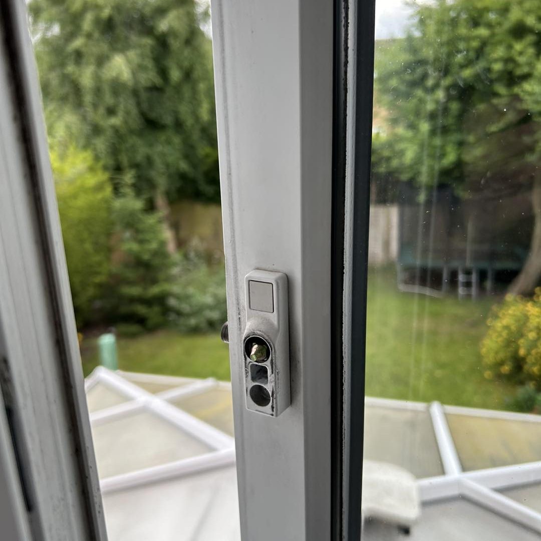 470000453_122155765124311421_8733829760810194667_n locksmith window