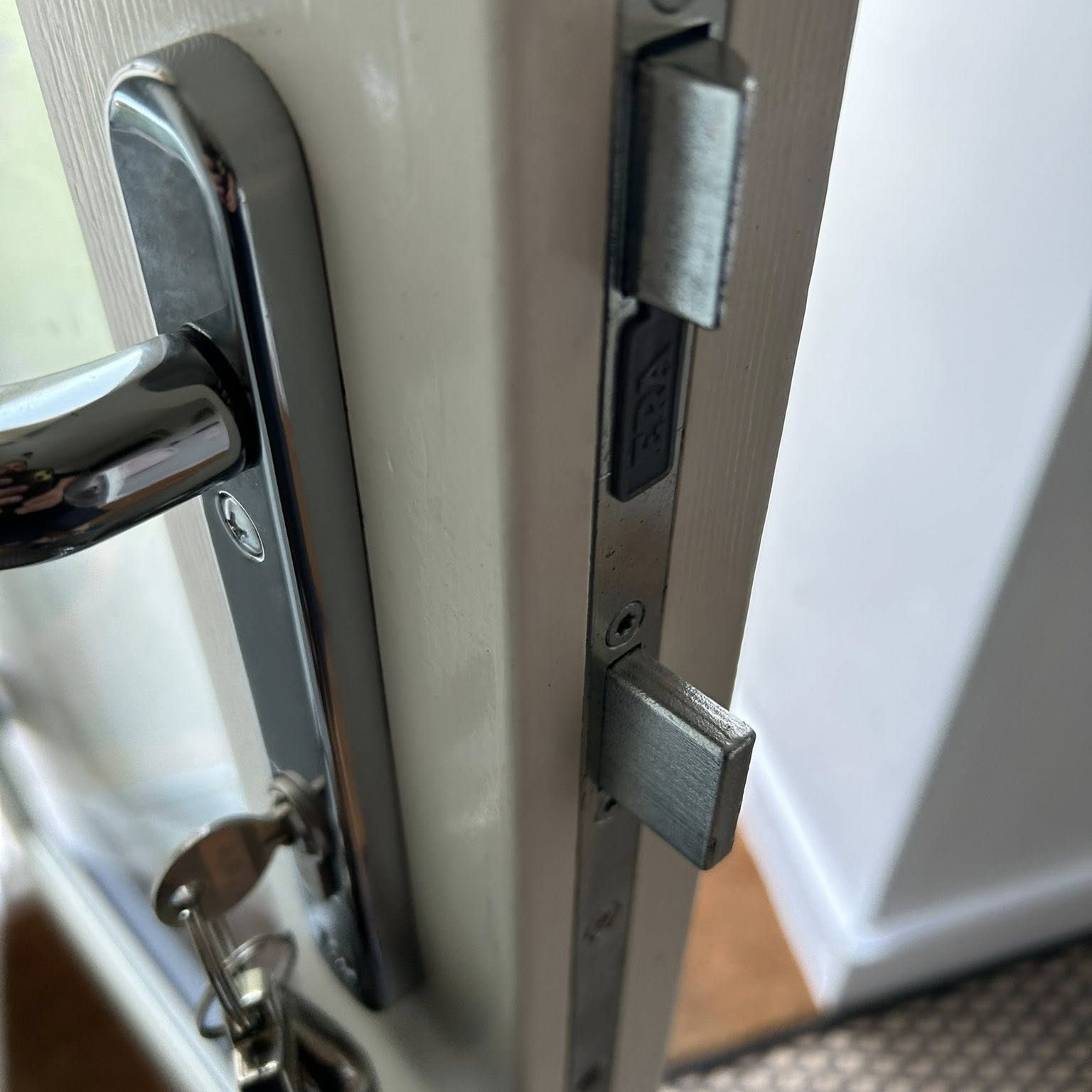 495100310_122179707404311421_7899630478997760798_n locksmith door