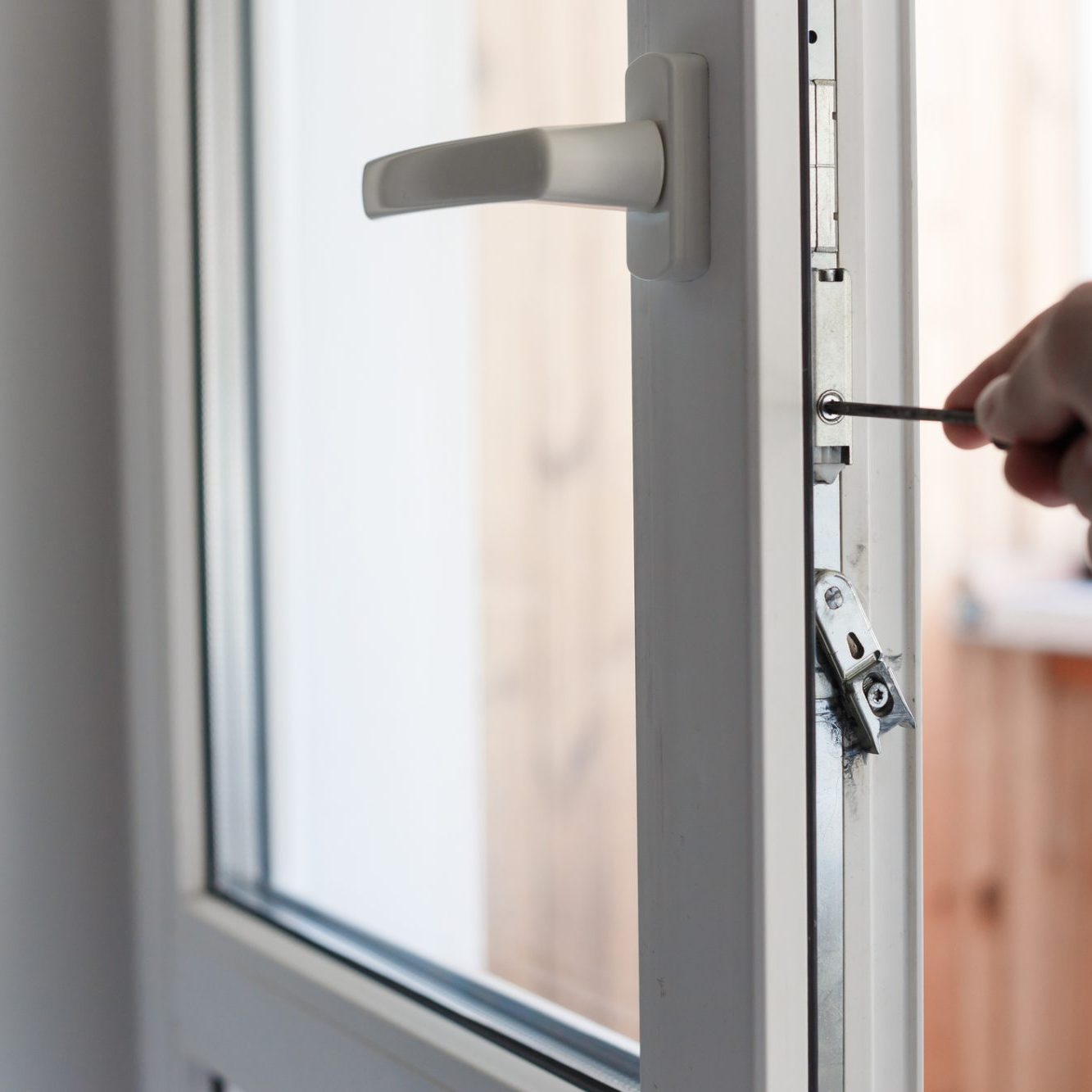 dreamstime_m_181387365 locksmith door