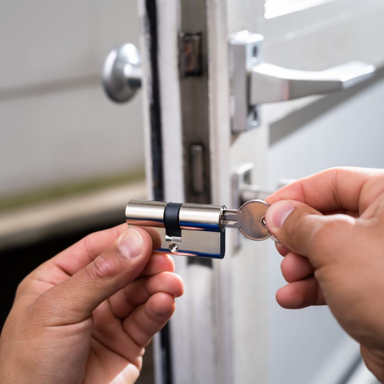 dreamstime_m_224465969 locksmith door